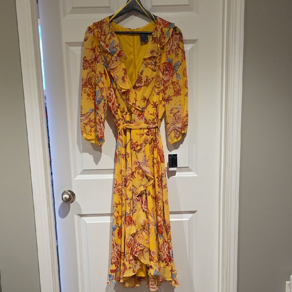 Gabby Skye Flowy Floral Dress. Fully Lined. Size 12.